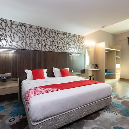 OYO 89375 Regent Hotel Keningau Buitenkant foto